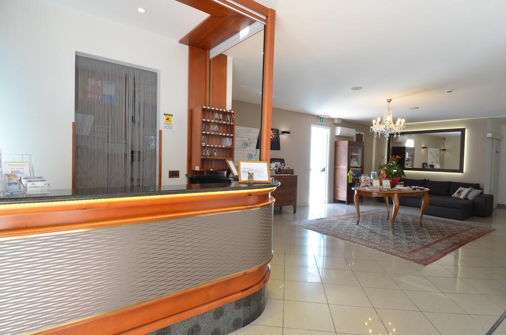 Hotel Gambrinus Lignano Sabbiadoro Exteriör bild